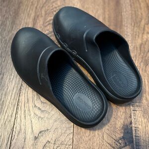 OOFOS Men's 7/Women’s 9 EU40 Black Slip-On Loafers